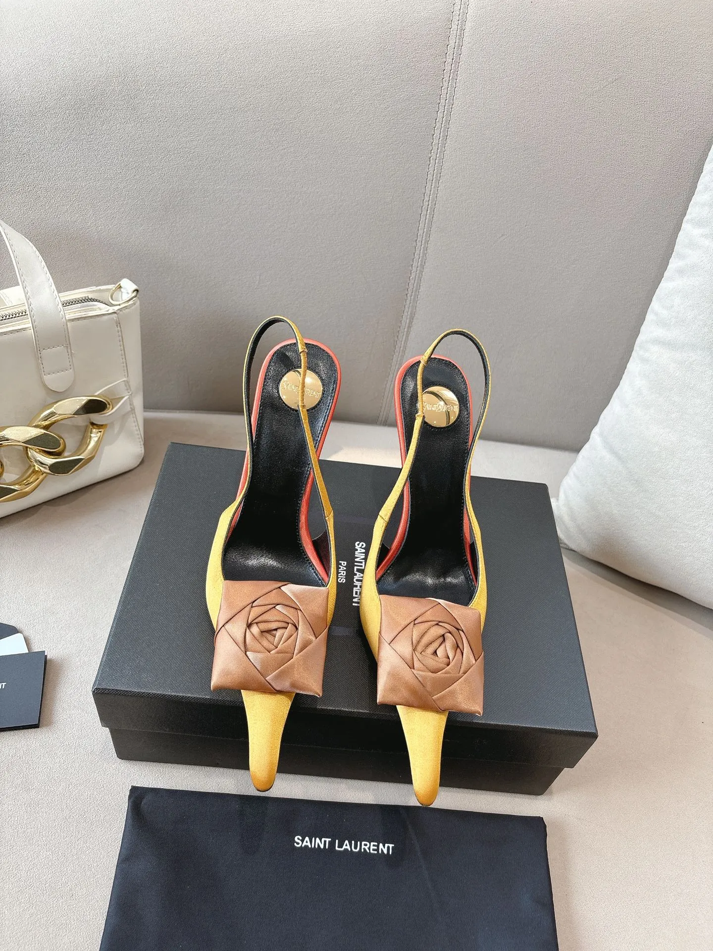 👟👟Ex-factory price 680👟👟 Saint Laurent ysl 25ss/autumn and winter ready-to-wear flower series catwalk style high heels. The toe and contrasting color design make the final effect quite impressive. The different colors are also very beautiful. Straight heels, curved heels, with flowers, and without flowers can be selected. Only YSL understands women’s hearts best and does not accept refutation. It is a super invincible feminine artifact, a must-have for women (z-brand full-body customization, own molded hardware accessories, perfect consistency) ✔ Upper: imported cow patent leather ✔ Inner lining: imported 🐑 goat leather ✔ Sole: imported genuine leather outsole ✔ Heel height: 10.5cm ✔ Size: 36-39 (40, 41, 42 can be customized and non-returnable) Flower style (full set of packaging)